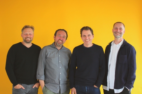 SYZYGY-Tochter diffferent richtet Senior Advisor-Board ein - Jan Pechmann (links außen) und Dirk Jehmlich (rechts außen) verlassen die diffferent-Geschäftsführung / Alexander Kiock (Mitte Links) und Sascha Mahlke (Mitte rechts) bekommen in Kürze Verstärkung durch eine Frau - Foto: SYZYGY